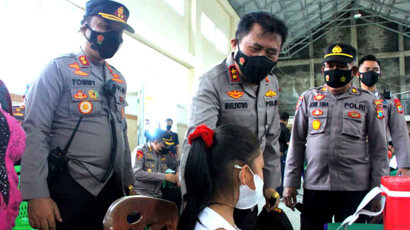 Tinjau Vaksinasi Massal di Tonsealama, Kapolda Apresiasi Tingginya Antusiasme Warga