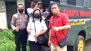 Gandeng Hukum Tua, Polres Minahasa Antar Jemput Warga Lakukan Vaksinasi