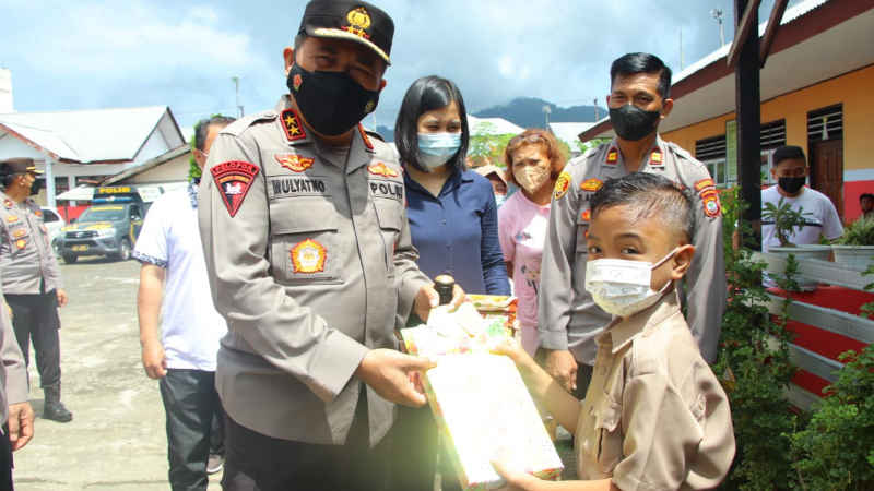 Tinjau Vaksinasi di SD Negeri 85 Manado, Kapolda Sulut Imbau Tetap Patuhi Prokes
