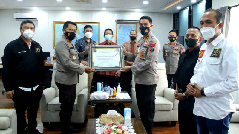 Tokoh Peduli Pers, Kapolda Irjen Mulyatno Terima Award PWI Sulut