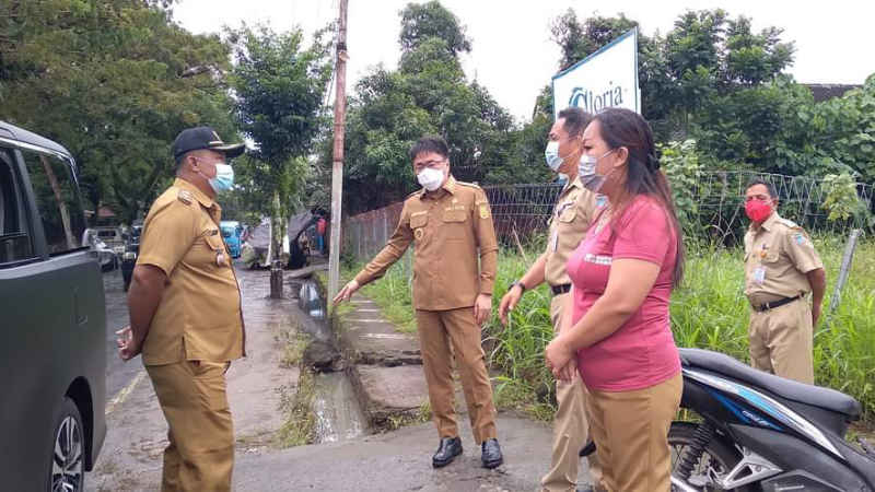 Pasca Hujan Seharian, Andrei Angouw Langsung Tinjau Drainase dan Pemukiman Warga