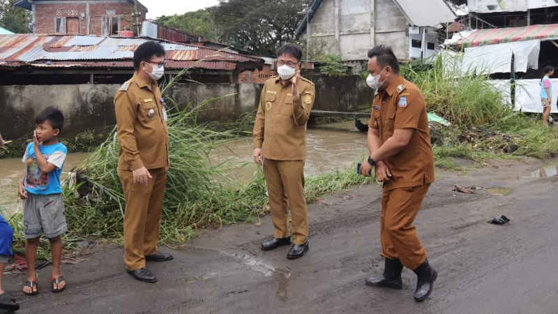 Pasca Hujan Seharian, Andrei Angouw Langsung Tinjau Drainase dan Pemukiman Warga