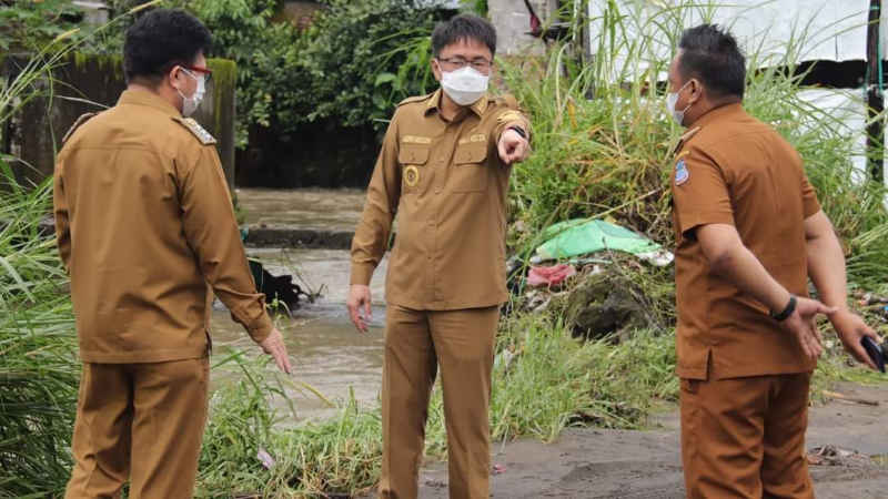 Pasca Hujan Seharian, Andrei Angouw Langsung Tinjau Drainase dan Pemukiman Warga