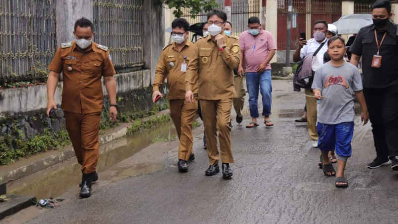 Pasca Hujan Seharian, Andrei Angouw Langsung Tinjau Drainase dan Pemukiman Warga