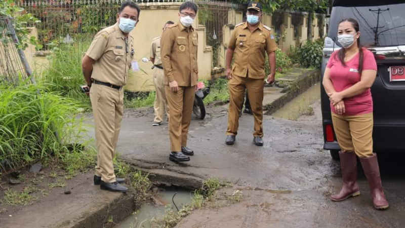Pasca Hujan Seharian, Andrei Angouw Langsung Tinjau Drainase dan Pemukiman Warga