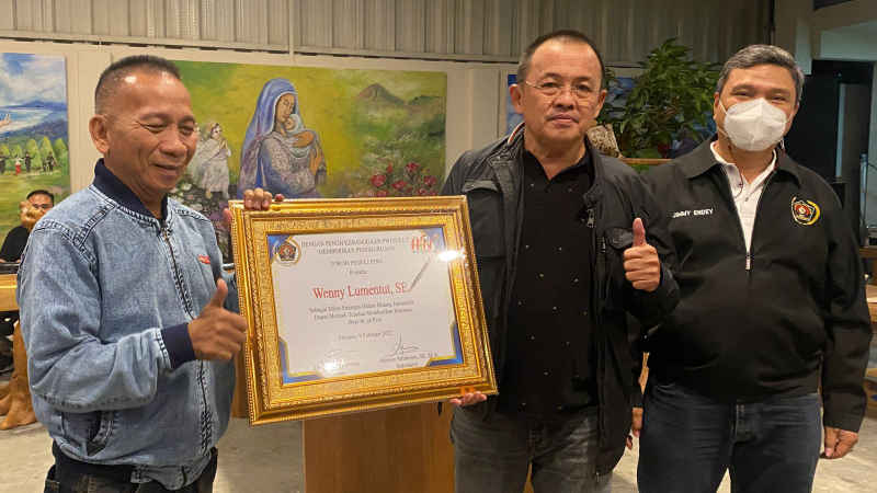 Wenny Lumentut Terima PWI Sulut Award Sebagai Tokoh Peduli Pers Sulut