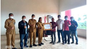 James Sumendap Dapat Award Tokoh Peduli Pers dari PWI Sulut