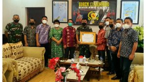 Brigjen TNI Prince Meyer Putong Dapat Penghargaan Tokoh Peduli Pers dari PWI Sulut