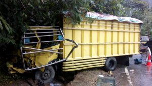 Truk Pengangkut Sebabkan Tabrakan Beruntun di Pangu Minahasa Tenggara
