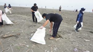 Peringati HPSN 2022, KFC Indonesia dan DCA Bersihkan Sejumlah Pantai dan Laut