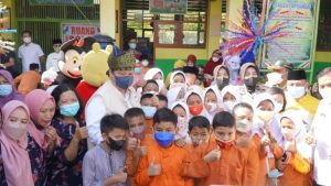 Tinjau Vaksinasi Anak, Menko Airlangga Hartarto Memotivasi Siswa SDN 158 Pekanbaru