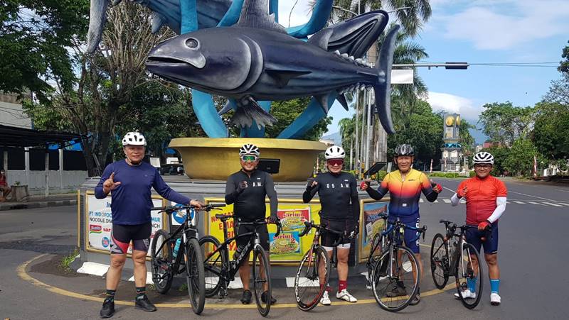 Penasaran Promosi Menteri Sandiaga Uno tentang Sashimi, GM Hotel di Manado Naik Sepeda ke Bitung