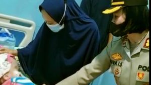 Kapolres Bolmong Menitikkan Air Mata Saat Sambangi Bayi Felecia