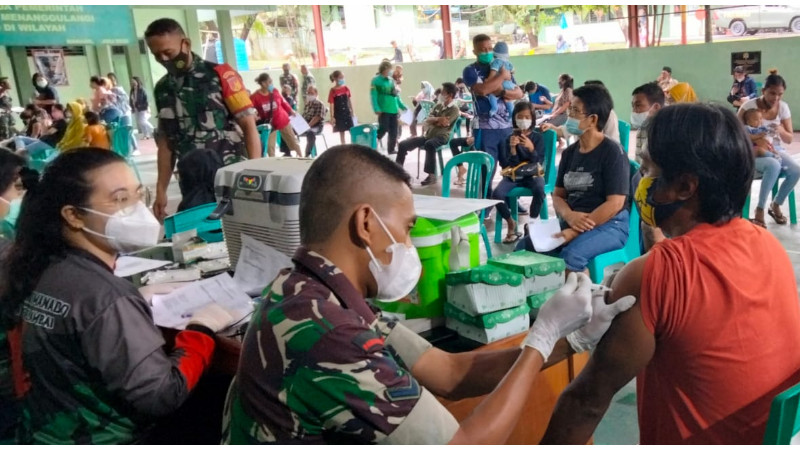 Meski Hujan Deras, Ratusan Warga Tetap Antri untuk Vaksin di Kodim 1309/Manado