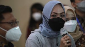 Angelina Sondakh Mendadak Jadi Tukang, Ngecat Rumah Sampai Perbaiki Wastafel