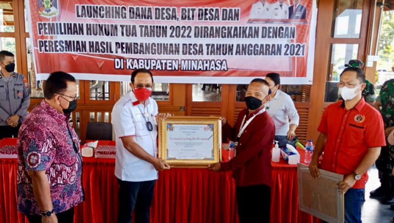 ADVERTORIAL: Frits Muntu - Agustivo Tumundo Dampingi Bupati Royke Roring dan Wabub Robby  Dondokambey Terima Penghargaan PWI Sulut   