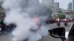 Bandelnya Marc Marquez: Bikin Jejak di Aspal Buat Membalas Sambutan Penggemar
