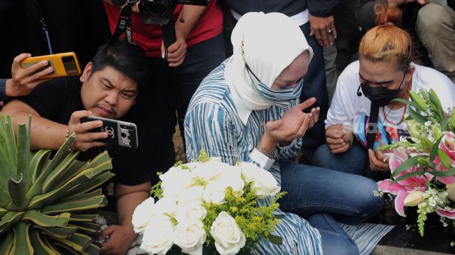 Sudah Bebas, Angelina Sondakh Menangis Kangen Adjie Massaid