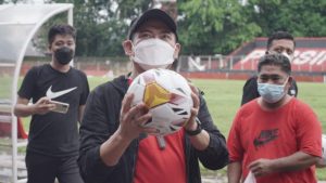 Hujan Bola di Stadion Klabat, Joune Ganda Motivasi Klub Sepakbola se-Sulut