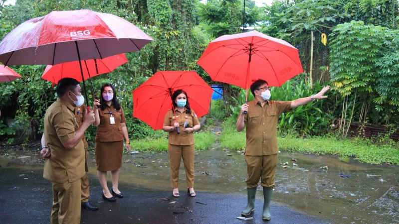 Meskipun Hujan, Andrei Angouw Tinjau Ini di Singkil dan Taas 9 Meskipun Hujan, Andrei Angouw Tinjau Ini di Singkil dan Taas