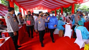 Tinjau Vaksinasi Booster, Kapolri: Buruh Harus Dalam Kondisi Optimal dan Sehat Hadapi Omicron