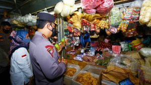 Kapolri Turun Langsung ke Pasar Pastikan Stok Minyak Goreng Untuk Warga Aman
