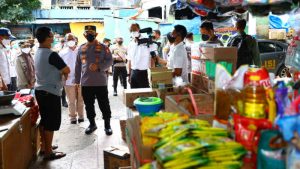 Kapolri Tinjau Pasar Minggu, Pastikan Stok Minyak Curah untuk Warga Aman