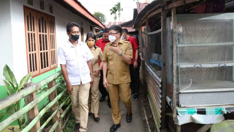 Setelah Jam Kantor, Andrei Angouw Menyusuri Gang dan Jalan Setapak di Kombos Barat