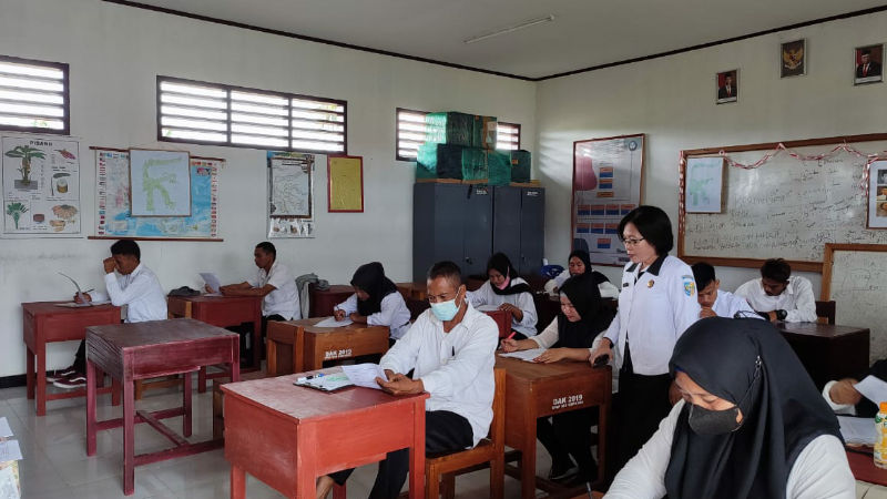 Salut! Kesibukan dan Usia Tidak Menyurutkan Semangat Mereka Ikuti Ujian Paket Kesetaraan