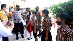Pantau Vaksinasi di SD St. Theresia Malalayang, Kapolda Sulut: Herd Immunity Dapat Terwujud
