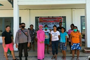 Ringankan Beban Warga Kepulauan, Polsubsektor Kawio Gelar Pasar Murah
