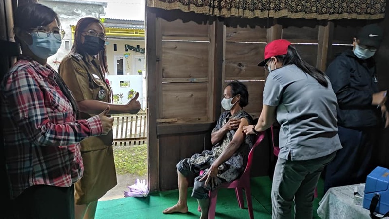 Kecamatan Langowan Timur Jemput Bola Vaksinasi Warga di Rumah   