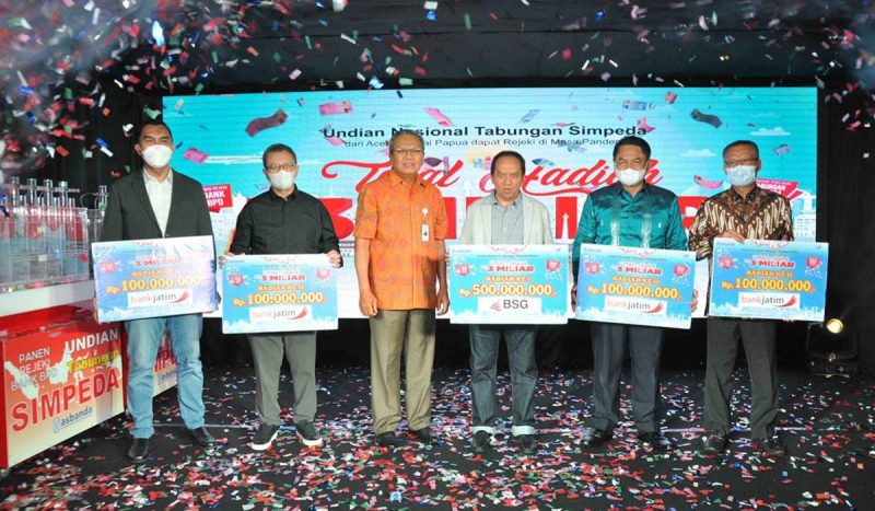 Nasabah Bank SulutGo BSG Menangkan Hadiah Utama Undian Nasional Tabungan SIMPEDA.
