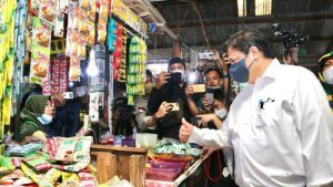 Dorong Ketersediaan dan Stabilitas Harga Pangan, Airlangga Hartarto Tinjau Pelaksanaan Operasi Pasar
