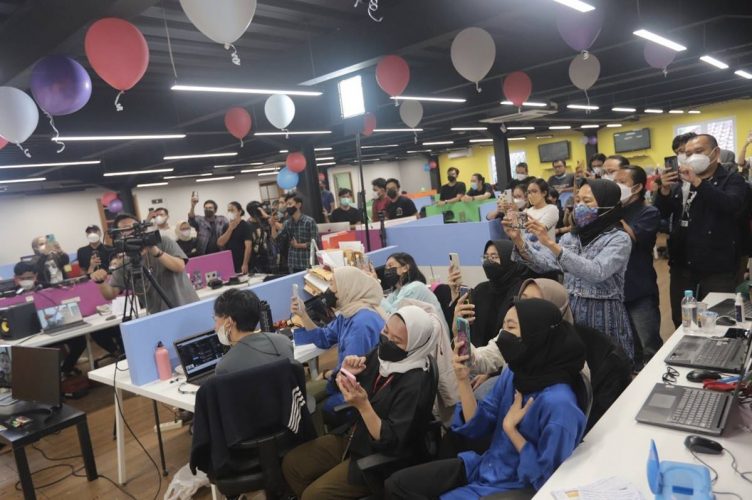 Suasana di kantor Suara.com saat puncak acara perayaan HUT ke-8 Suara.com sekaligus peluncuran platform video Clickmov.com, Jumat (11/3/2022), di Jakarta.