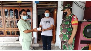 Babinsa Koramil 1312-02/Lirung dan Nakes Tinjau Kondisi Warga yang Isoman Sambil Beri Vitamin
