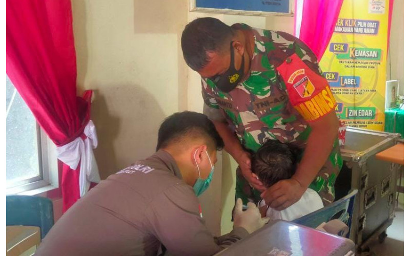 Sertu Rosmanto Temani Anak-anak di Kelurahan Ketang Baru Terima Suntikan Vaksin