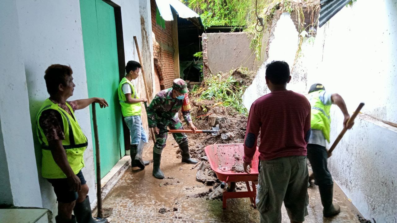 Pasca Tanah Longsor, Babinsa Kerahkan Warga Bersihkan Masjid