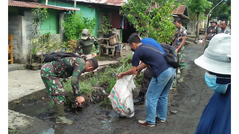 Kerja Bakti Pembersihan Sisa Banjir di Pateten Satu Dipimpin Kodim 1310/Bitung