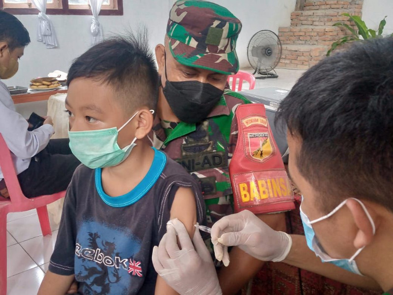 Babinsa Pastikan Warga Divaksin, Rela Temani Saat Disuntik