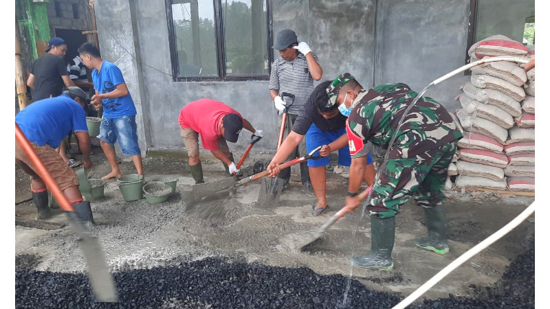 Masjid Ar-Rasyid Dalam Pembangunan, Babinsa Ikut Bantu Pengerjaan Cor Lantai