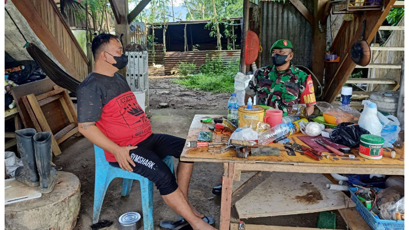 Agar Masyarakat Tetap Patuhi Prokes, Babinsa Lakukan Komsos