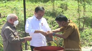 Prosesi Kendi Nusantara, Rusdy Mastura Serahkan Tanah dan Air dari Sulteng ke Presiden Jokowi