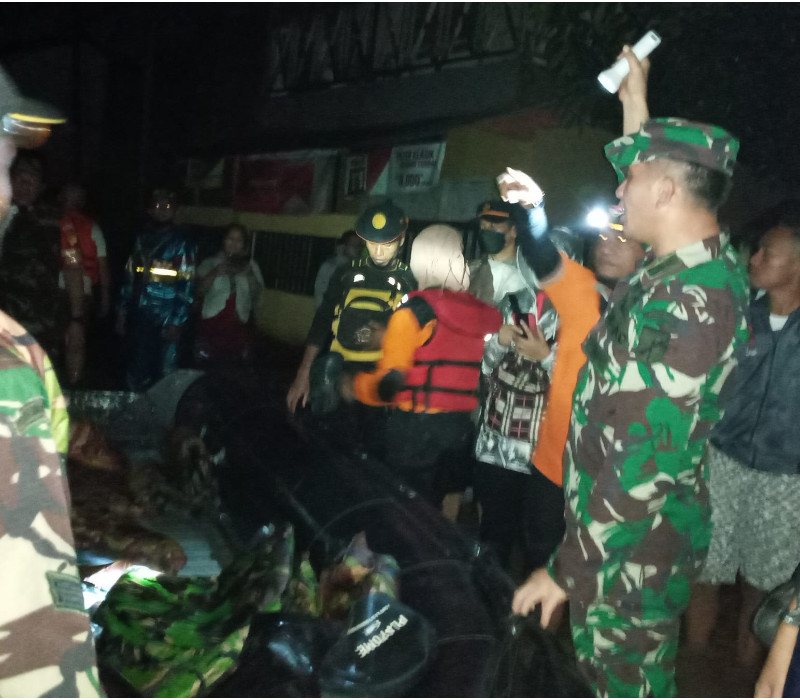 Kolonel Inf Daniel Lalawi Gerak Cepat, Pimpin Anggotanya Bantu Korban Banjir di Manado