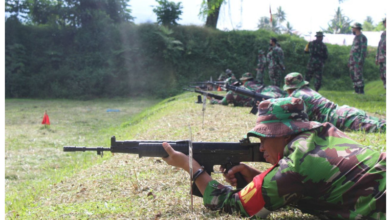 Asah Kemampuan, Personil Kodim 1309/Manado Bawa Senjata Masuk Desa Kalawat