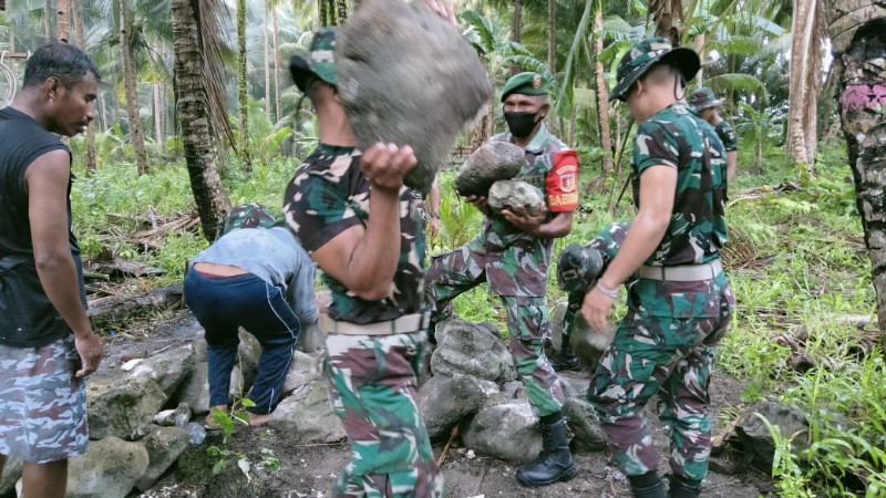 Koramil di Perbatasan Indonesia-Filipina Bantu Bangun Pondasi untuk Warga