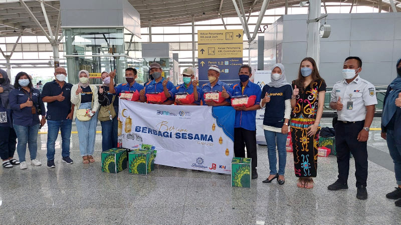 Aksi Perempuan KBI Peringati Hari Kartini, Salurkan Bantuan untuk para Porter