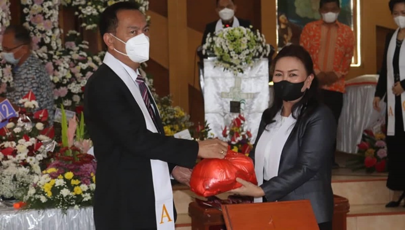 Caroll Senduk Ajak Masyarakat Tomohon Maknai Paskah Sebagai Karya Keselamatan Allah