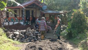 Bantu Bangun Pondasi Rumah, Peran Aktif Babinsa Tumbuhkan Semangat Gotong Royong Warga