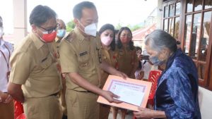 Wali Kota Caroll Senduk Serahkan Bansos Untuk Warga Lansia